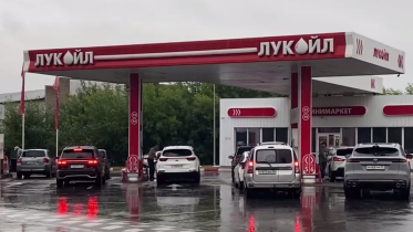 Фото: В Череповце волонтёры помогают разгружать очереди на АЗС